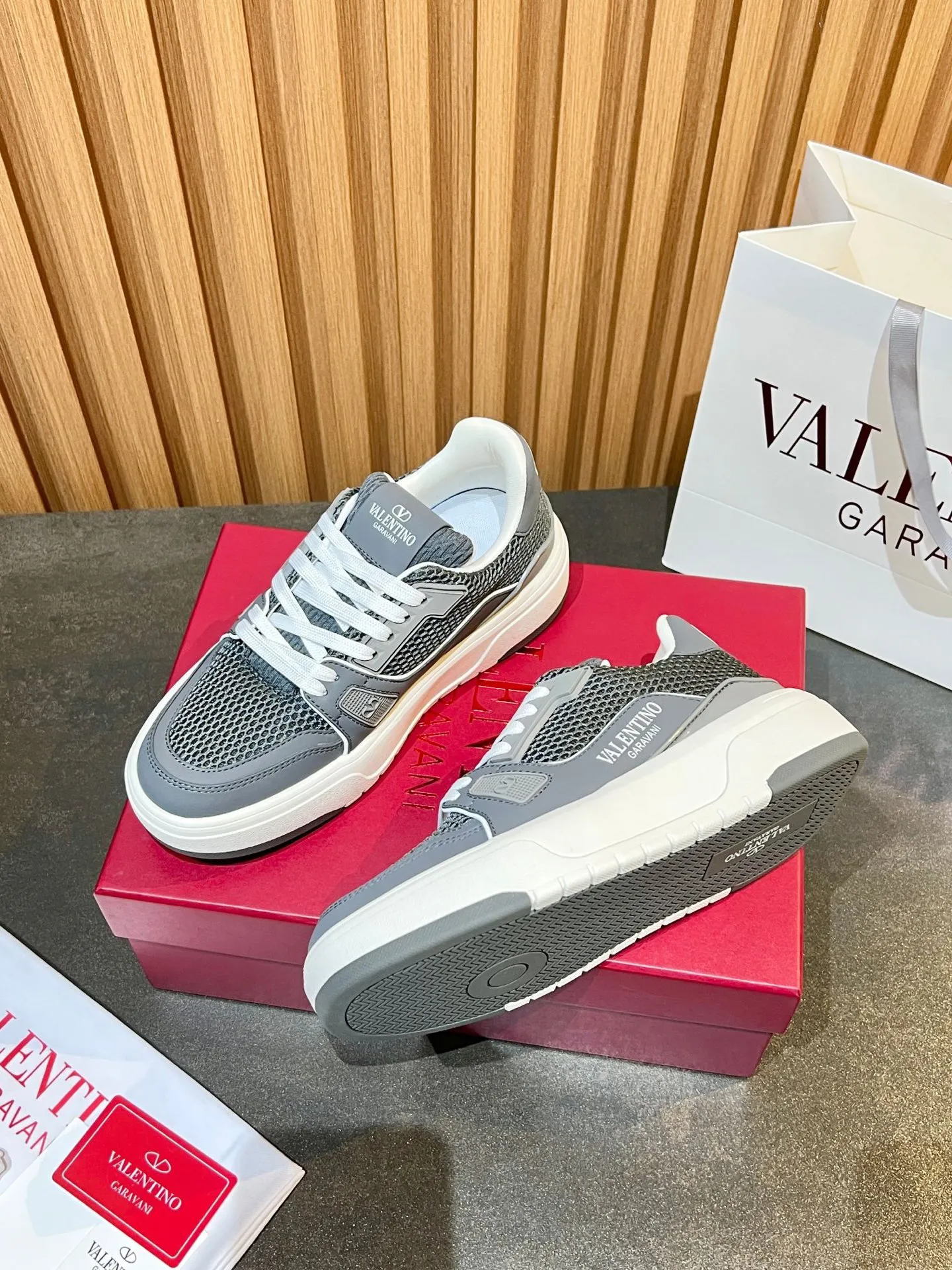 Men's men's shoes 💰640 VLNT Valentino 𝑶𝒏𝒆𝑺𝒕𝒖𝒅 Couple's sneakers series Valentino 2025 latest couple's sneakers, same style for celebrities, hot sale. Original ZP purchase and dismantling. Repeated pattern making and modification. Trying to restore 1:1 original version! Top luxury masterpiece, soft and comfortable, breathable and light, combines fashion and leisure, brings excellent and elegant texture and excellent on-foot comfort. Top purchasing version upper: imported high-end breathable mesh/original oil edge craftsmanship. Inner: imported mesh. Outsole: original development 𝐓𝐏𝐔 two-color combination outsole. Packaging: original configuration complete package. Code number: 35/44 (customized 45 46). Can be customized (self-labeled - no label) order.